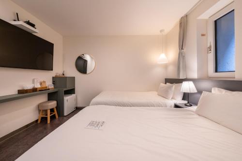 Hotel Firststay Hongdaeにあるベッド