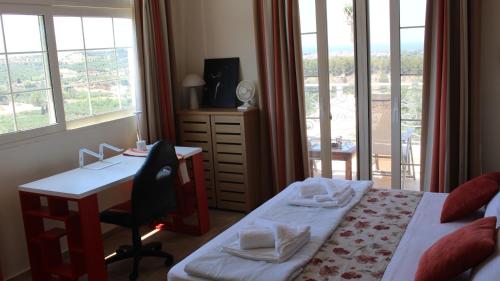 a hotel room with a desk and a bed and a desk and a desk at Constantin in Dhémbla