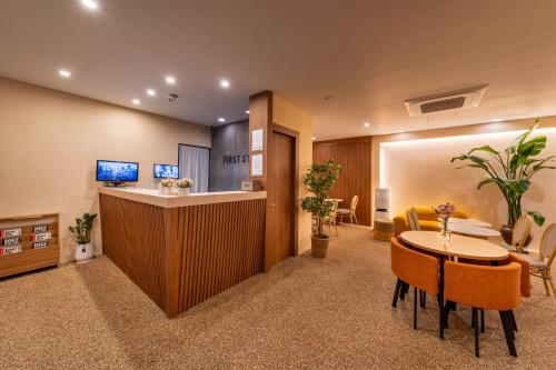 Hotel Firststay Hongdaeにあるテレビまたはエンターテインメントセンター
