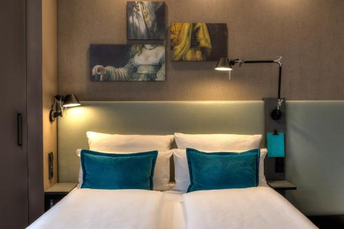 Katil atau katil-katil dalam bilik di Motel One Amsterdam-Waterlooplein