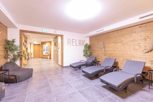 a waiting room with a row of reclining chairs at Haus Sattelblick in Sankt Anton am Arlberg