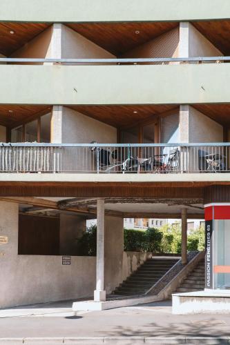 an external view of a building with a balcony at Chamalières Appartement moderne pour 5 personnes in Chamalières