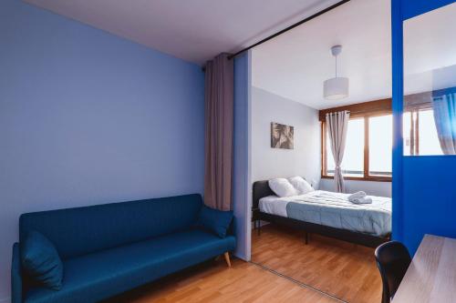 a living room with a couch and a bed at Chamalières Appartement moderne pour 5 personnes in Chamalières
