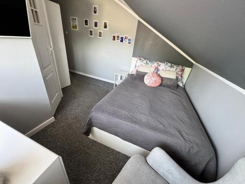 a small bedroom with a bed in a room at 2 pokojowy apartament in Dąbki