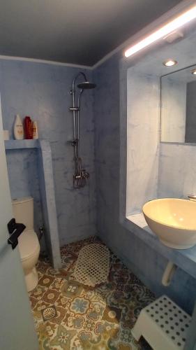 łazienka z umywalką i toaletą w obiekcie Aggelika's Home w mieście Akrogiali