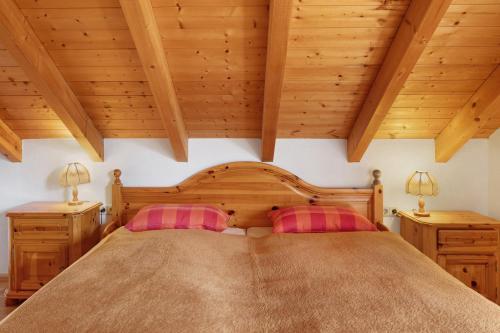 a bedroom with a large bed with pink pillows at Fewo Cheny mit Hochschwarzwaldcard in Titisee-Neustadt