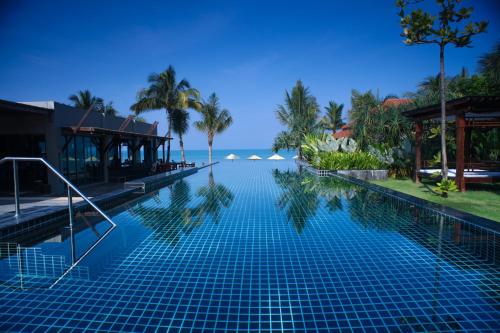 Swimming pool sa o malapit sa Chongfah Beach Resort Khaolak - SHA Extra Plus