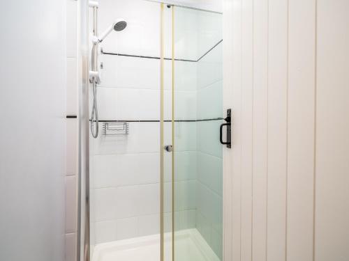eine Dusche mit Glastür im Badezimmer in der Unterkunft Chilterns Farm Cottage Hideaway Pass the Keys in Little Missenden