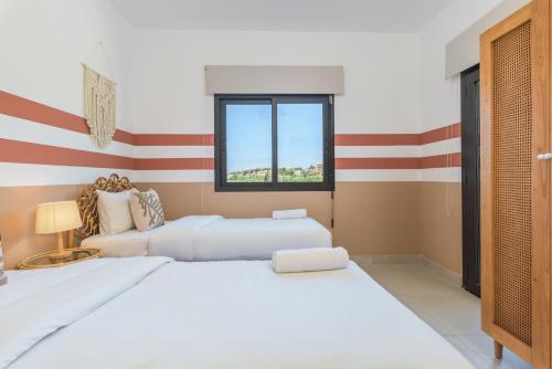 Postel nebo postele na pokoji v ubytování Glow - Stylish Apartments & Rooftops in Batroun