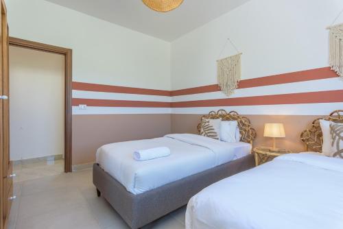 Postel nebo postele na pokoji v ubytování Glow - Stylish Apartments & Rooftops in Batroun