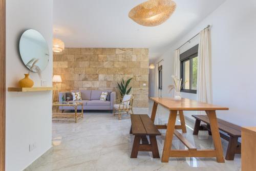 Posezení v ubytování Glow - Stylish Apartments & Rooftops in Batroun