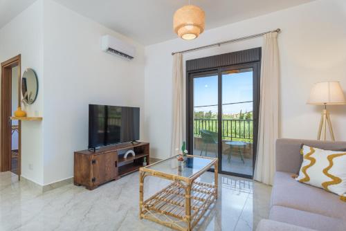TV a/nebo společenská místnost v ubytování Glow - Stylish Apartments & Rooftops in Batroun