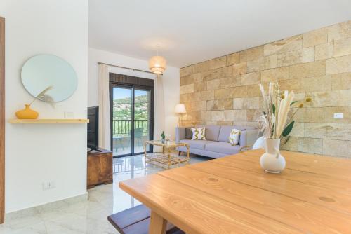 Posezení v ubytování Glow - Stylish Apartments & Rooftops in Batroun