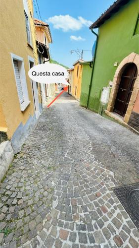 a cobblestone street in a city with a sign that reads questicaaza at Ampio Appartamento su 2 Livelli nel Centro Storico, Ideale per Coppie o Gruppi da 2 a 5 Persone in Fiuggi