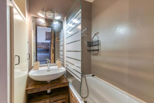 A bathroom at Studio Montagnard Vue Splendide