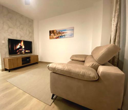 a living room with a couch and a television at Oasis de Paz Cullera in Cullera