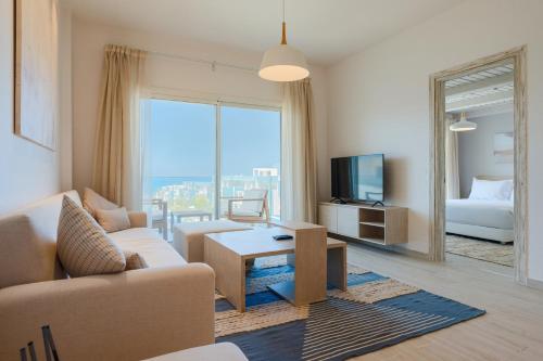 TV a/nebo společenská místnost v ubytování Brassbell l Fouka Bay l Beach Access Included