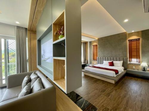 Un dormitorio con una cama y un sofá en una habitación. en Ruby Villa, en Nha Trang