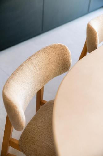 a pair of chairs and a table at VAKANTIEDOMEIN DOUVE in Heuvelland