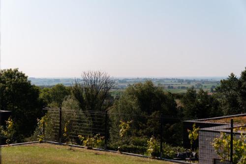 a view from the top of a hill with a fence at VAKANTIEDOMEIN DOUVE in Heuvelland