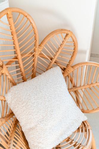 a wicker chair with a white blanket on it at VAKANTIEDOMEIN DOUVE in Heuvelland