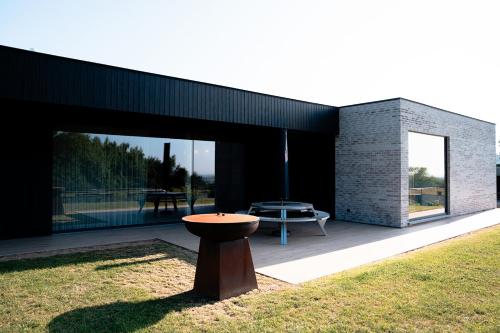 a building with a table in the grass at VAKANTIEDOMEIN DOUVE in Heuvelland