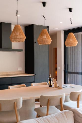 a dining room with a table and chairs at VAKANTIEDOMEIN DOUVE in Heuvelland