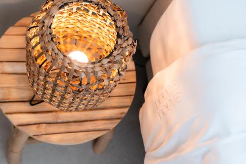 a hand holding a woven basket on top of a bed at VAKANTIEDOMEIN DOUVE in Heuvelland
