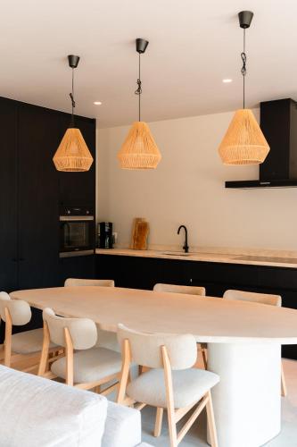 a kitchen with a large table and chairs at VAKANTIEDOMEIN DOUVE in Heuvelland