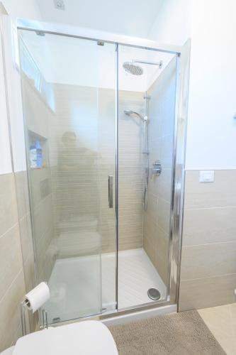 a shower with a glass door in a bathroom at 320 - Casa Scorcio di Mare A due passi dal centro e dal mare di Riva Trigoso in Riva Trigoso