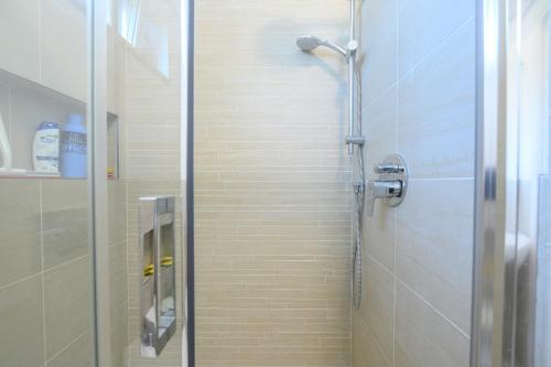 a shower with a glass door in a bathroom at 320 - Casa Scorcio di Mare A due passi dal centro e dal mare di Riva Trigoso in Riva Trigoso