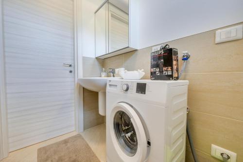 a laundry room with a washing machine and a sink at 320 - Casa Scorcio di Mare A due passi dal centro e dal mare di Riva Trigoso in Riva Trigoso