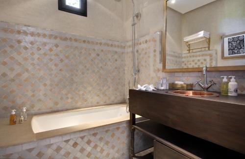 Salle de bains dans l'établissement Palais de l'O - Maison d'hôtes