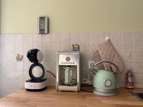 a kitchen counter with a coffee maker and a blender at Les continents maison spacieuse 4 belles chambres parking privatif terrasse à 5 mn à pied tous commerces et 20 mn plage Omaha Beach et à 15 mn de Bayeux in Le Molay-Littry