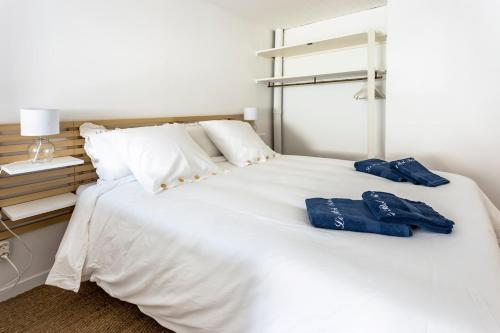 Postel nebo postele na pokoji v ubytování Le Post-Rétro, hyper centre, avec parking gratuit et ascenseur