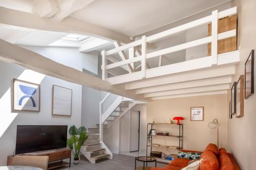 TV a/nebo společenská místnost v ubytování Le Post-Rétro, hyper centre, avec parking gratuit et ascenseur