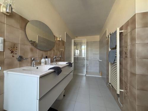 Ένα μπάνιο στο Les continents maison spacieuse 4 belles chambres parking privatif terrasse à 5 mn à pied tous commerces et 20 mn plage Omaha Beach et à 15 mn de Bayeux
