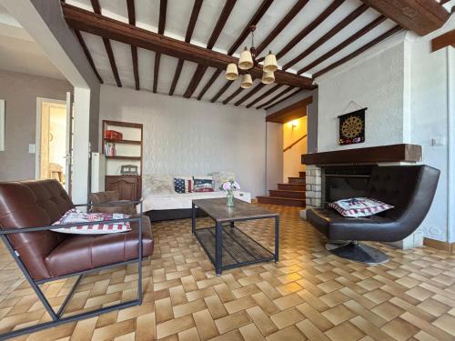 a living room with a couch and a fireplace at Les continents maison spacieuse 4 belles chambres parking privatif terrasse à 5 mn à pied tous commerces et 20 mn plage Omaha Beach et à 15 mn de Bayeux in Le Molay-Littry