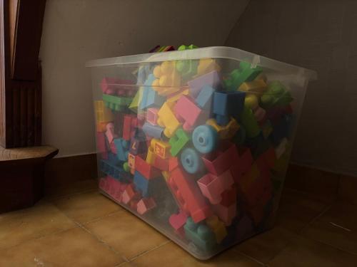 a plastic container full of legos in a corner at Les continents maison spacieuse 4 belles chambres parking privatif terrasse à 5 mn à pied tous commerces et 20 mn plage Omaha Beach et à 15 mn de Bayeux in Le Molay-Littry