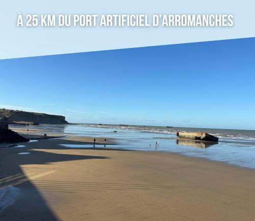 a view of a beach with people in the water at Les continents maison spacieuse 4 belles chambres parking privatif terrasse à 5 mn à pied tous commerces et 20 mn plage Omaha Beach et à 15 mn de Bayeux in Le Molay-Littry