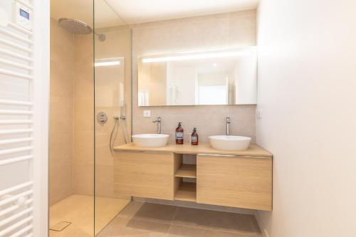 a bathroom with two sinks and a shower at Villa Baroya - Villa piscine proche des plages in Bidart