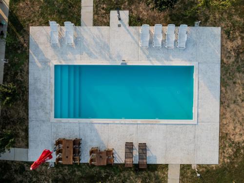 Der Swimmingpool an oder in der Nähe von Etno Camp Lucić