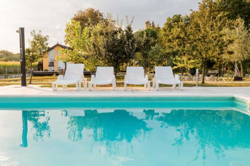 Der Swimmingpool an oder in der Nähe von Etno Camp Lucić