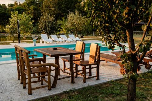 Der Swimmingpool an oder in der Nähe von Etno Camp Lucić