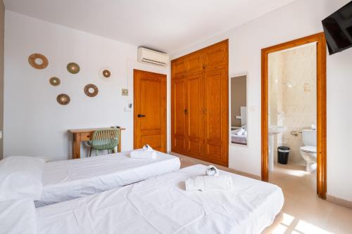 a bedroom with two beds and a bathroom at BF Rooms Garrucha in Garrucha