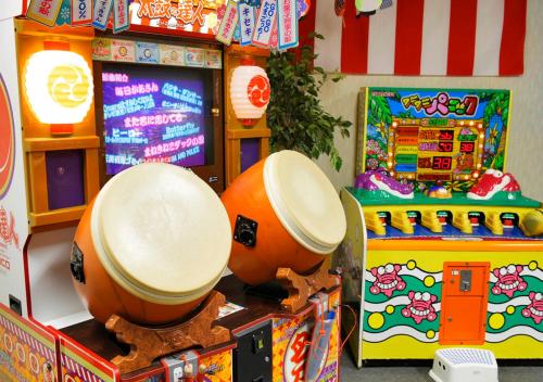 an arcade game with two basketballs in front of a machine at LiVEMAX Resort Atami Forest in Atami