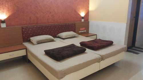Una cama o camas en una habitación de Navami Comforts