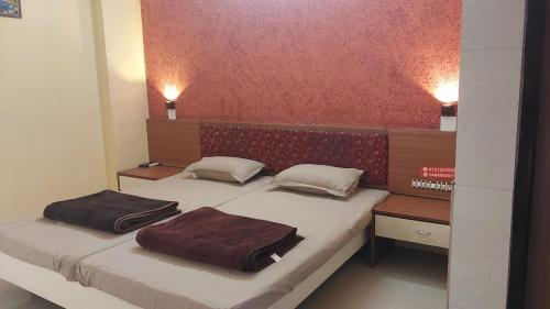 Una cama o camas en una habitación de Navami Comforts