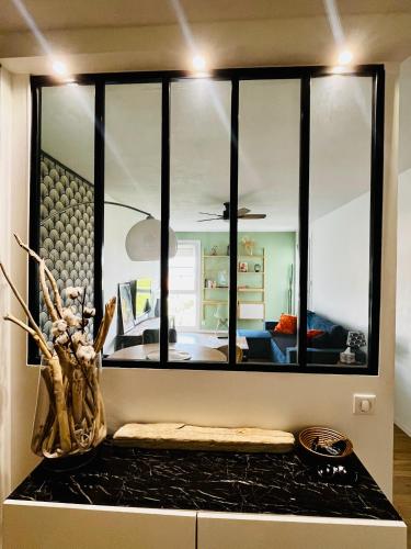 un miroir sur un comptoir dans un salon dans l'établissement La Sevillana - 3 Bedrooms - Cute Terrace - 2 Parkings, à Toulouse