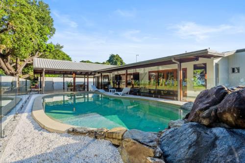 una imagen de una piscina en una casa en Driftwood On Wonga, en Wonga